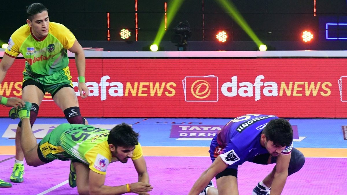 Naveen Kumar of Dabang Delhi K.C. runs away from the Patna Pirates defenders in Match 126 of VIVO Pro Kabaddi League Season 8