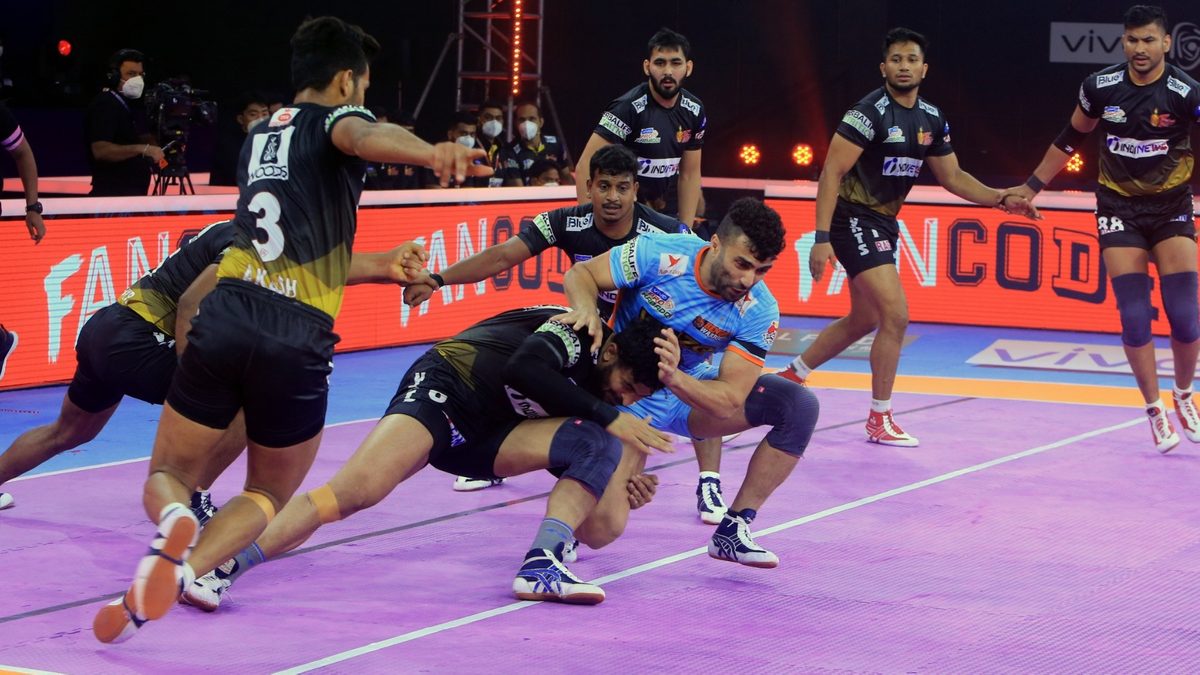Mohammad Nabibakhsh of Bengal Warriors tries to get a point off the Telugu Titans' defence in Match 101 of VIVO Pro Kabaddi League Season 8