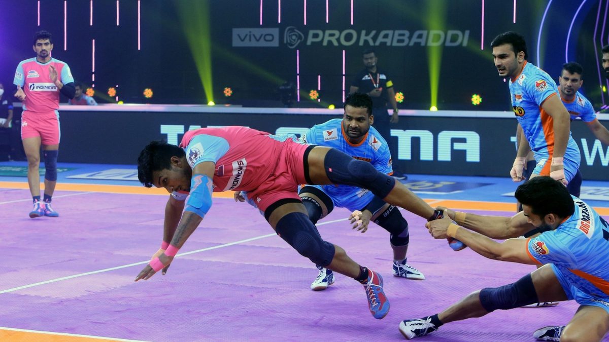 Jaipur Pink Panthers raider Arjun Deshwal tries hard to escape from Bengal Warriors' defensive unit in Match 75 of VIVO Pro Kabaddi League Season 8.