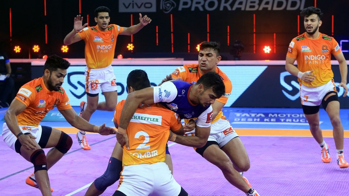 Haryana Steelers' Ashish is blocked by a crowded Puneri Paltan's defence in Match 108 of VIVO Pro Kabaddi League Season 8