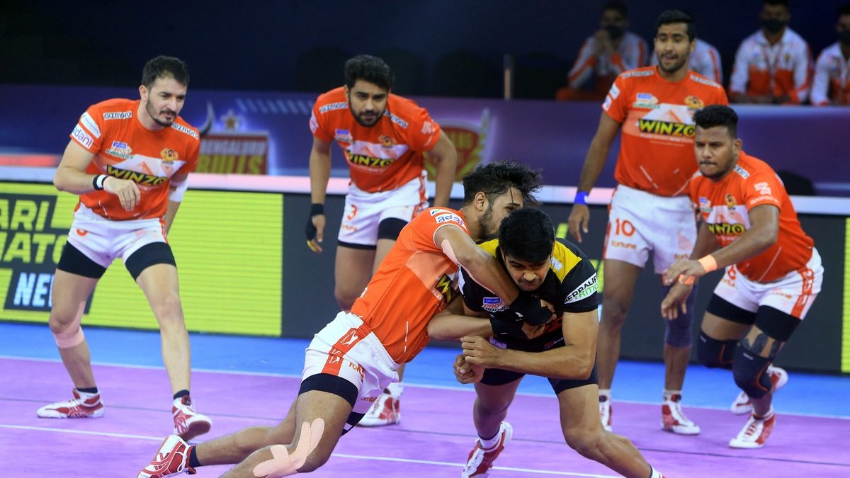 Gujarat Giants' Sunil Kumar tackles Bengaluru Bulls' Pawan Sehrawat in Eliminator 2 of VIVO Pro Kabaddi League Season 8
