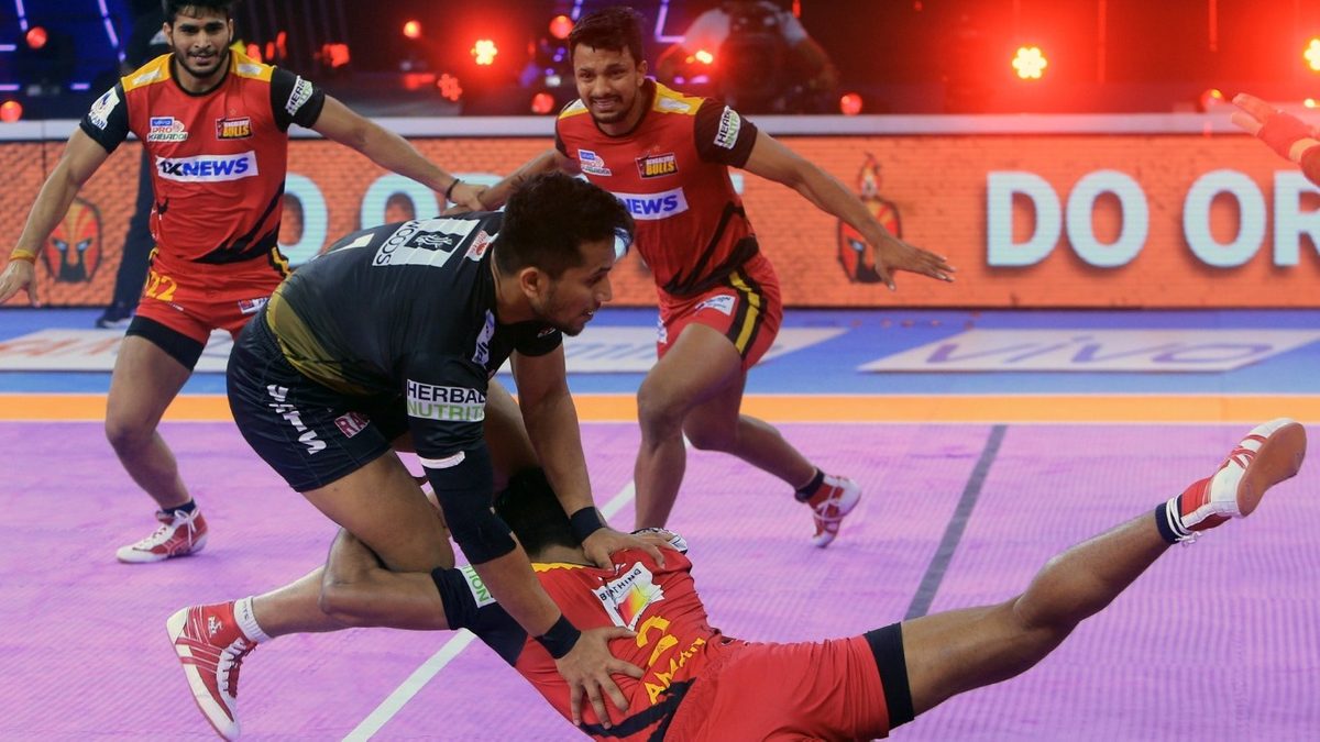 Telugu Titans' T. Adarsh is tackled by Bengaluru Bulls' Aman in Match 74 of VIVO Pro Kabaddi League Season 8.