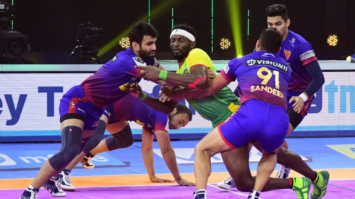 Daniel Odhiambo of Patna Pirates dashes into a crowded Dabang Delhi K.C. defence in Match 126 of VIVO Pro Kabaddi League Season 8