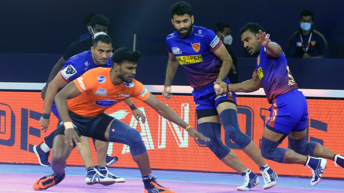 Ajith Kumar of U Mumba looks set on scoring a point against the Dabang Delhi K.C. defense in Match 85 of VIVO Pro Kabaddi League Season 8