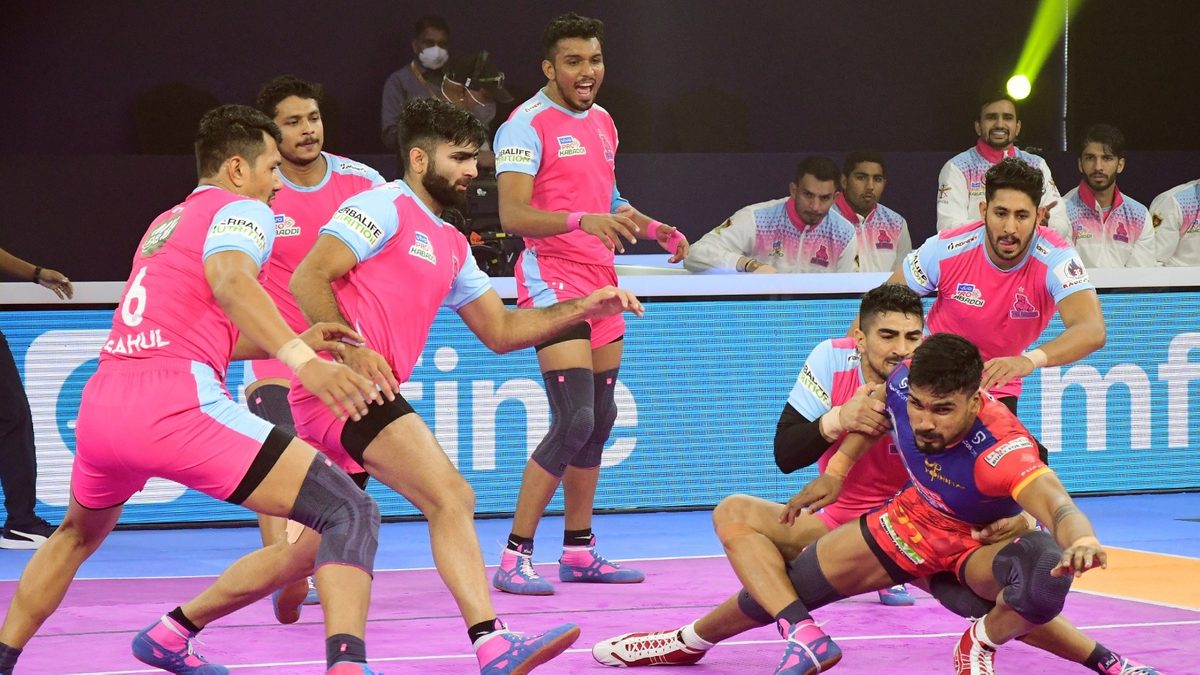 Shrikant Jadhav of U.P. Yoddha desperately tries to reach for the center line against Jaipur Pink Panthers in Match 16 of VIVO Pro Kabaddi League Season 8