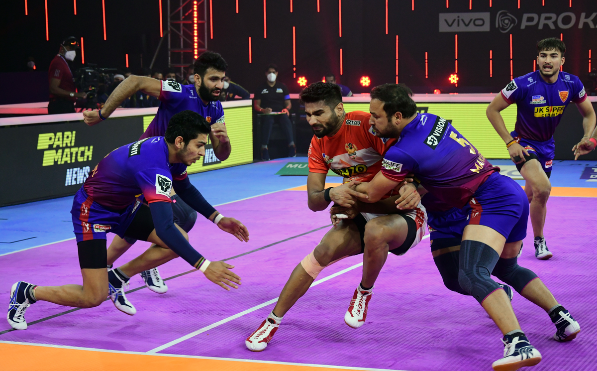 Bhuvneshwar Gaur of Gujarat Giants is stopped by Manjeet Chillar of Dabang Delhi K.C. in Match 81 of VIVO Pro Kabaddi League Season 8