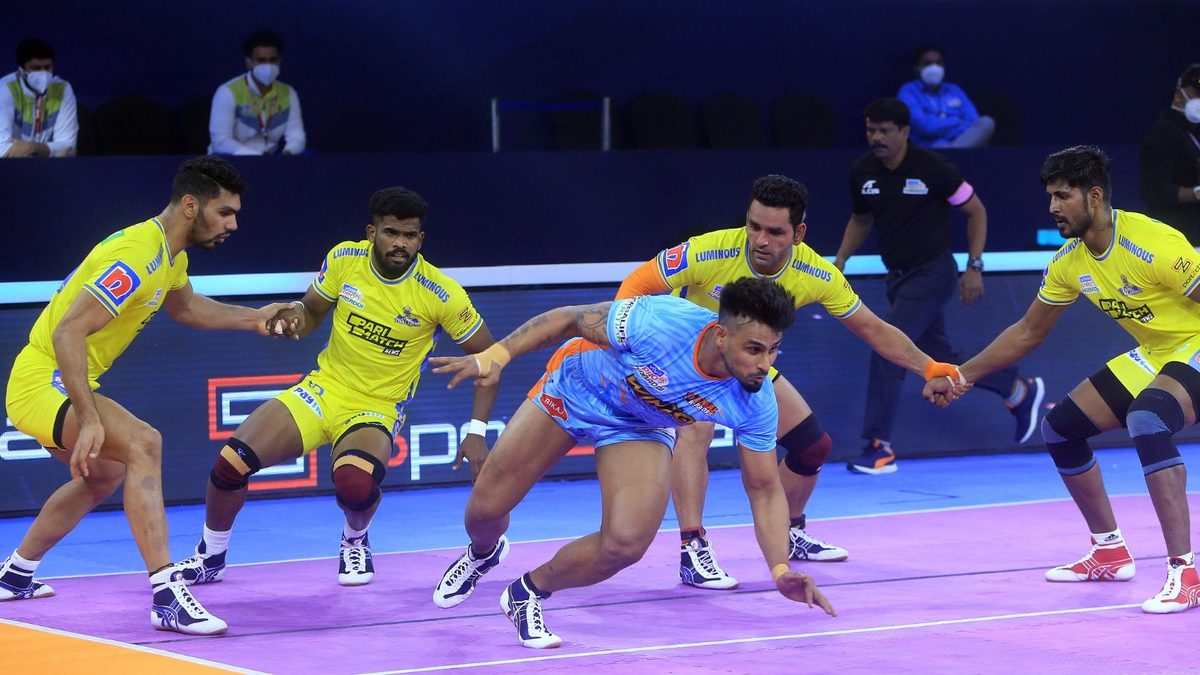 Maninder Singh takes a sharp turn during his raid against Tamil Thalaivas in Match 51 of VIVO Pro Kabaddi League Season 8.