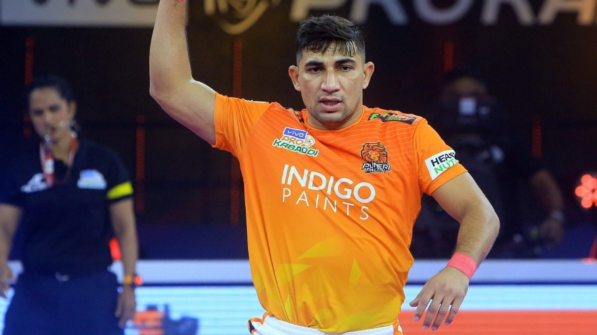 Nitin Tomar of Puneri Paltan celebrates a point against the Bengal Warriors in Match 43 of VIVO Pro Kabaddi League Season 8.