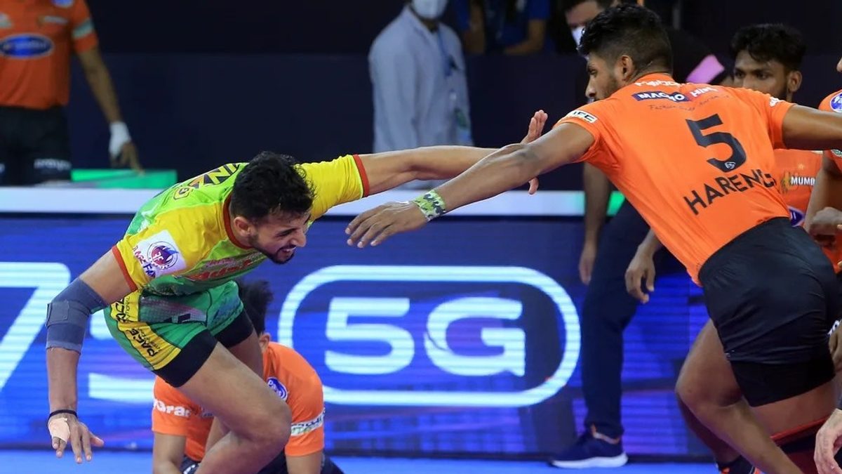 Guman Singh of Patna Pirates looks to complete his raid against U Mumba in Match 103 of VIVO Pro Kabaddi League Season 8