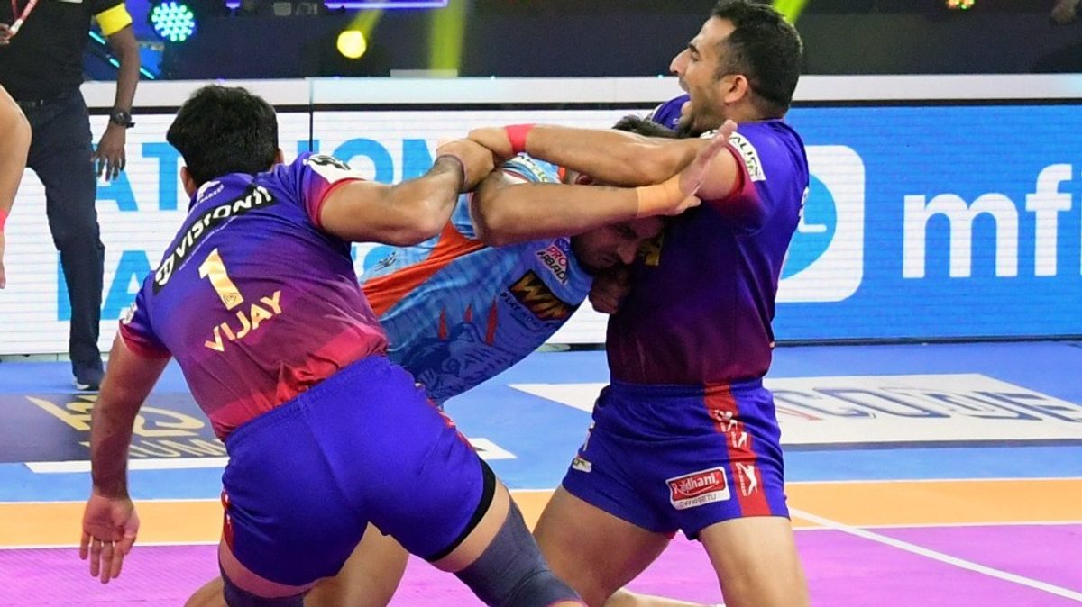 Maninder Singh of Bengal Warriors wrestles his way past the Dabang Delhi K.C. defenders in Match 106 of VIVO Pro Kabaddi League Season 8