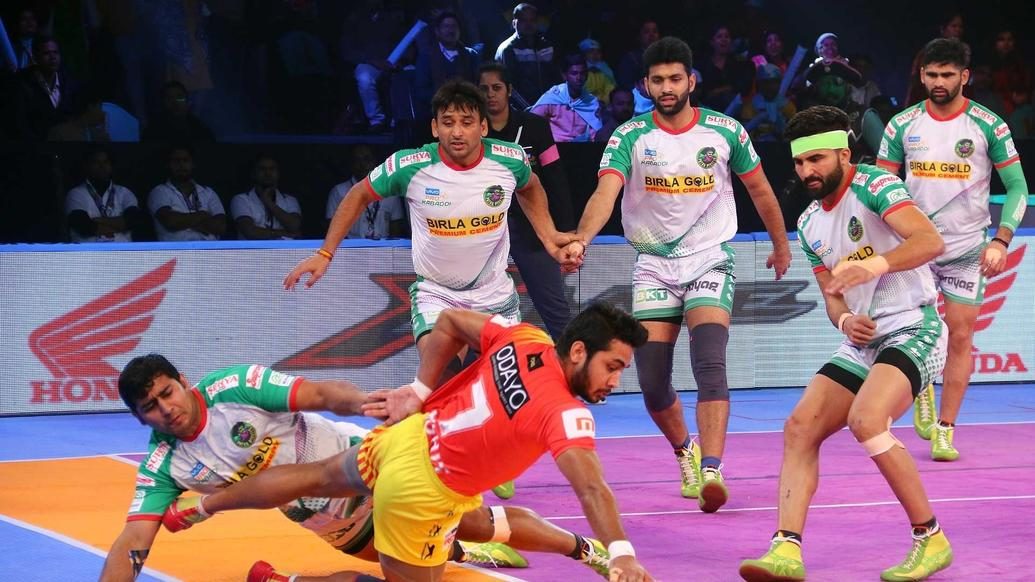 Super Tackles in closing minutes ensure Gujarat Fortunegiants beat Patna Pirates Super Tackles in closing minutes ensure Gujarat Fortunegiants beat Patna Pirates