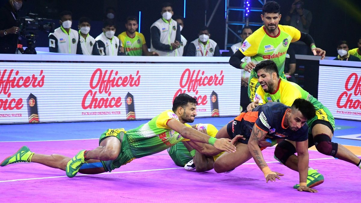 Bengal Warriors' Maninder Singh is pulled back by a crowded Patna Pirates' defence in Match 24 of VIVO Pro Kabaddi League Season 8