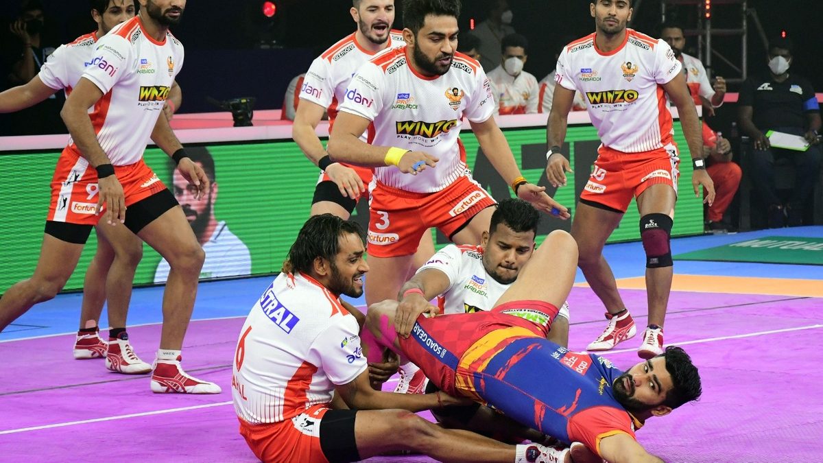 Pardeep Narwal of U.P. Yoddha tries his best to reach the center line against Gujarat Giants in Match 20 of VIVO Pro Kabaddi League Season 8
