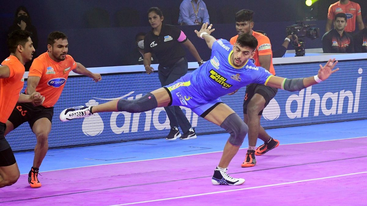 Manjeet of Tamil Thalaivas stretches at full length to score a point off the U Mumba defenders Abhishek Singh of U Mumba looks to jump over Surjeet Singh of Tamil Thalaivas in Match 15 of VIVO Pro Kabaddi League Season 8