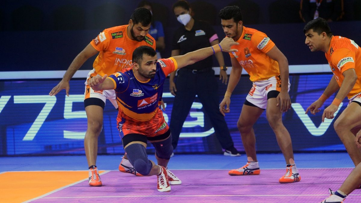 U.P. Yoddha raider Mohammad Taghi in action against Puneri Paltan in Match 79 of VIVO Pro Kabaddi League Season 8.