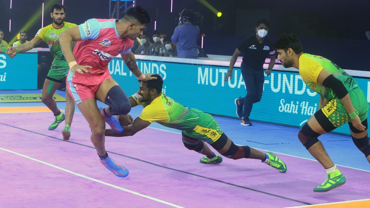 Deepak Hooda of Jaipur Pink Panthers escapes from the Patna Pirates defense in Match 82 of VIVO Pro Kabaddi League Season 8