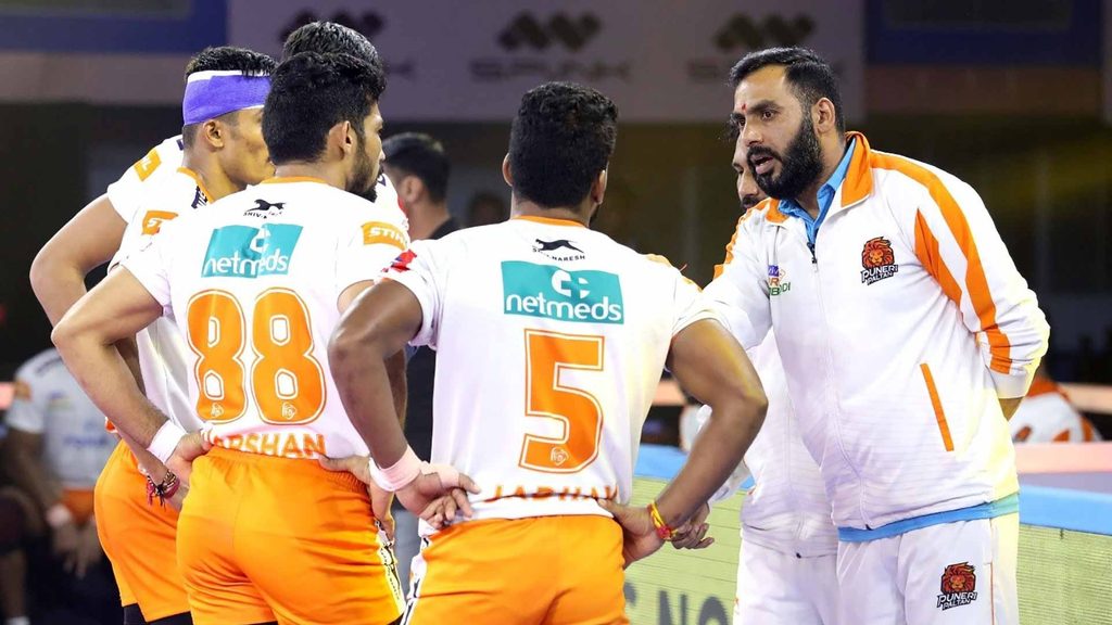 Puneri Paltan coach Anup Kumar has a word with his players.