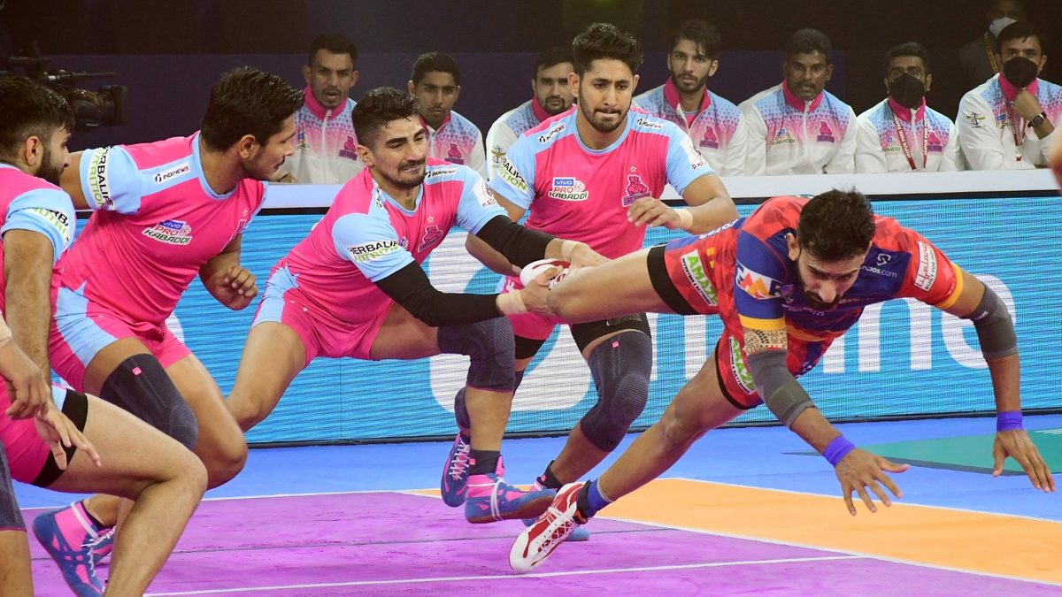 Nitin Rawal of Jaipur Pink Panthers tries to stop Surender Gill of U.P. Yoddha in Match 16 of VIVO Pro Kabaddi League Season 8