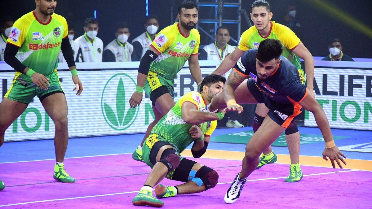 Patna Pirates' Neeraj Kumar tries to pull back Bengal Warriors' Maninder Singh in Match 24 of VIVO Pro Kabaddi League Season 8