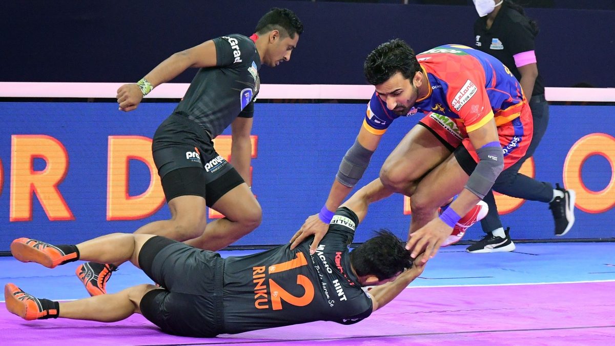 Surender Gill of U.P. Yoddha jumps over Rinku of U Mumba in Match 124 of VIVO Pro Kabaddi League Season 8