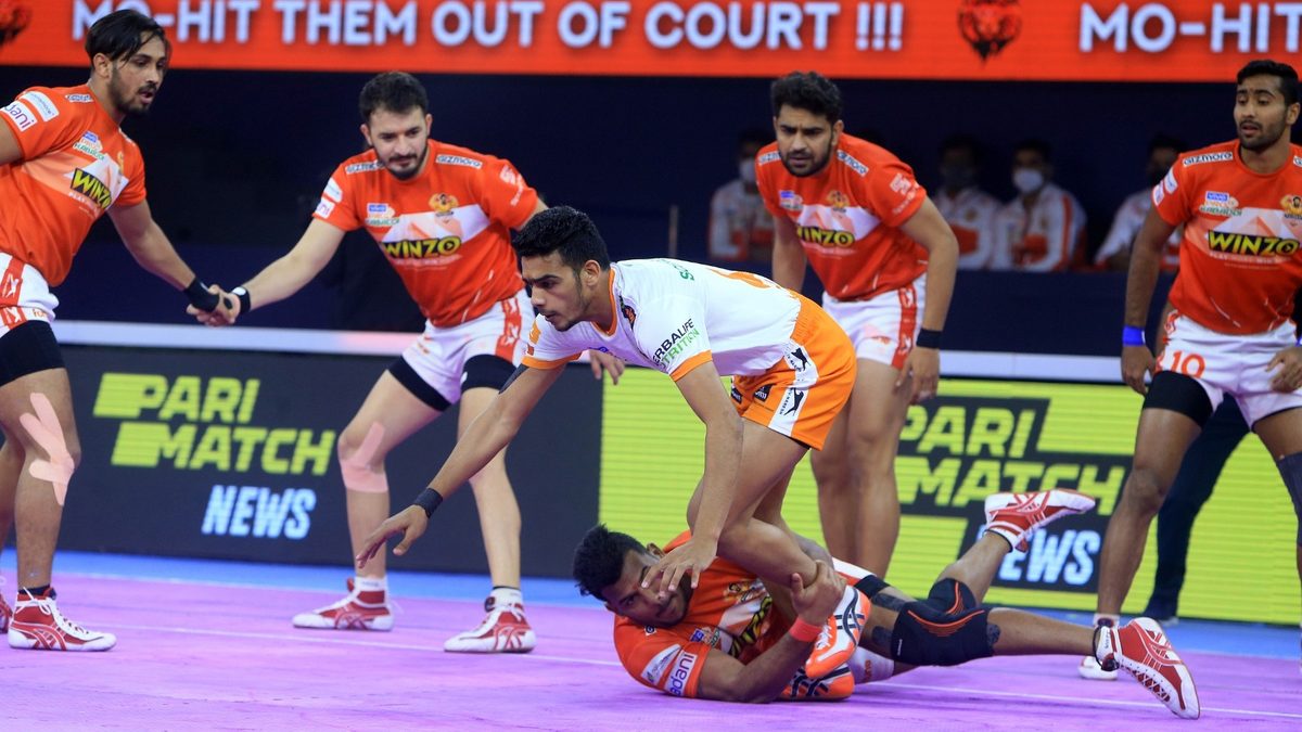 Girish Ernak of Gujarat Giants grabs hold of Mohit Goyat of Puneri Paltan in Match 118 of VIVO Pro Kabaddi League Season 8