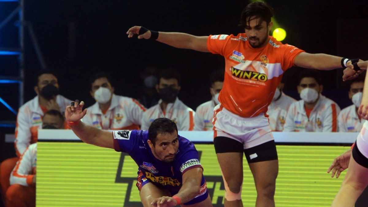 Sandeep Narwal of Dabang Delhi K.C. watches on while getting a point off Sunil Kumar of Gujarat Giants in Match 81 of VIVO Pro Kabaddi League Season 8