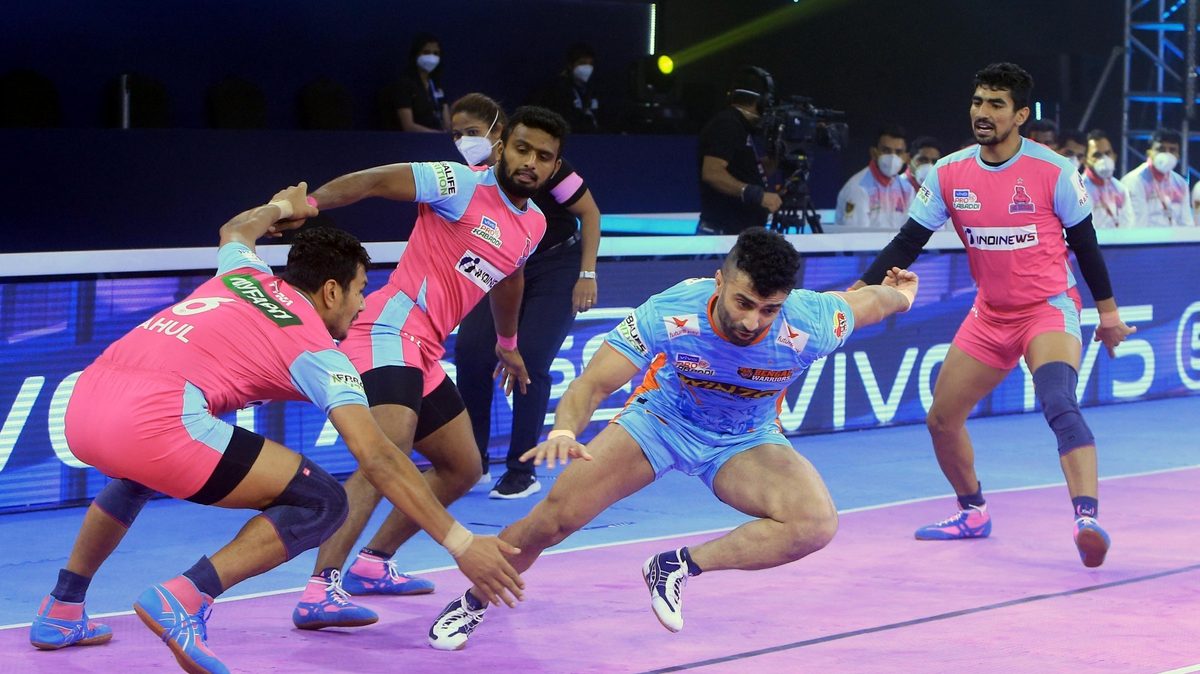 Bengal Warriors all-rounder Mohammad Nabibakhsh in action in in Match 75 of VIVO Pro Kabaddi League Season 8.