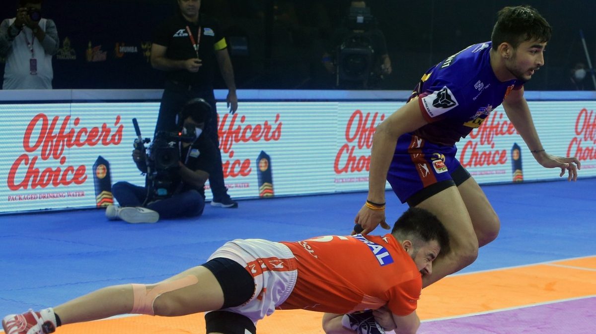 Ashu Malik of Dabang Delhi K.C. tries to escape from Parvesh Bhainswal of Gujarat Giants in Match 81 of VIVO Pro Kabaddi League Season 8