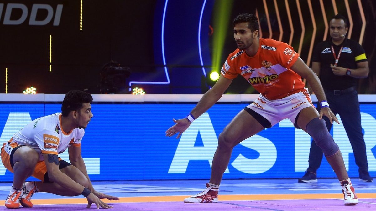 Rakesh of Gujarat Giants goes head to head with Mohit Goyat of Puneri Paltan in Match 118 of VIVO Pro Kabaddi League Season 8