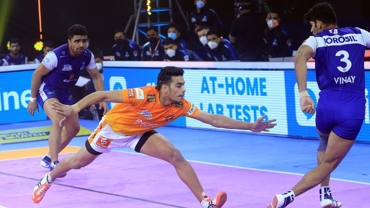 Puneri Paltan's Mohit Goyat tries to get a point off Haryana Steelers' Vinay in Match 108 of VIVO Pro Kabaddi League Season 8