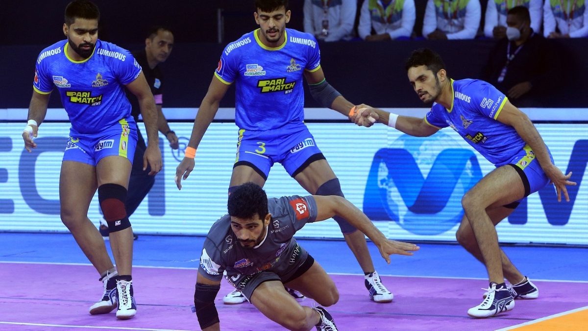 Vikas Kandola of Haryana Steelers gets away from the Tamil Thalaivas’ defense in Match 45 of VIVO Pro Kabaddi League Season 8.