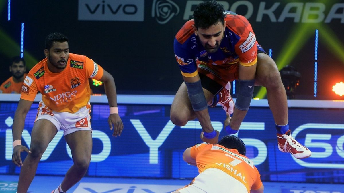 U.P. Yoddha raider Surender Gill successfully gets past Puneri Paltan defenders in Match 79 of VIVO Pro Kabaddi League Season 8.