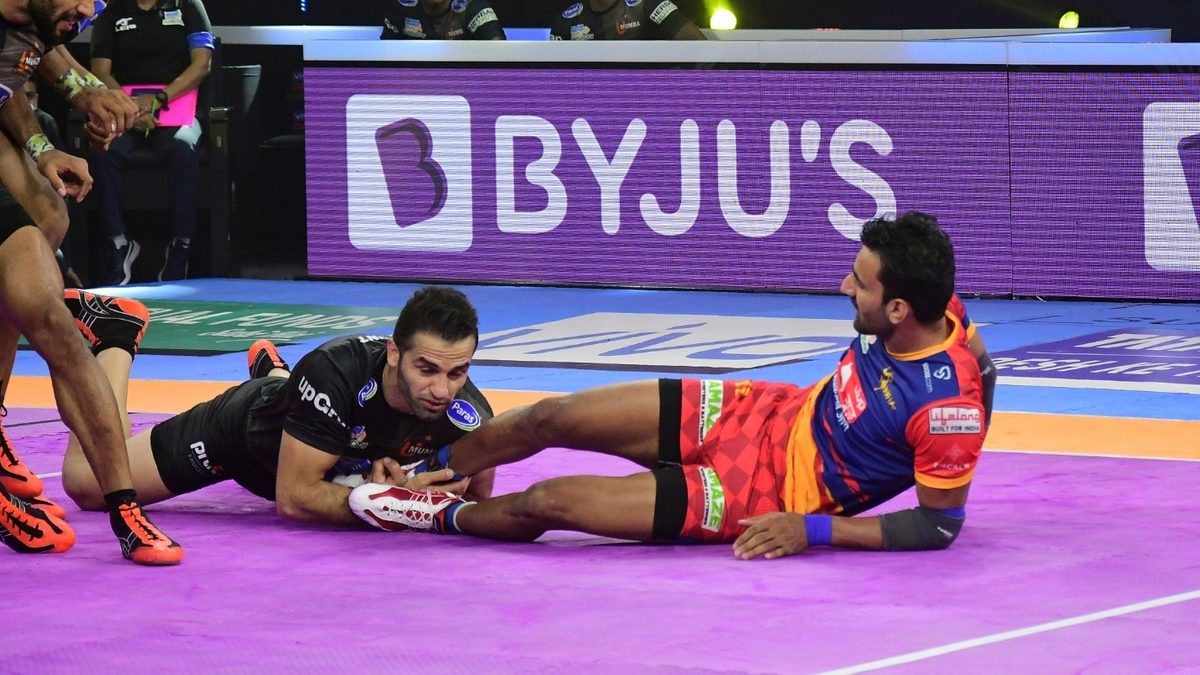 Fazel Atrachali of U Mumba grabs Surender Gill of U.P. Yoddha in Match 124 of VIVO Pro Kabaddi League Season 8