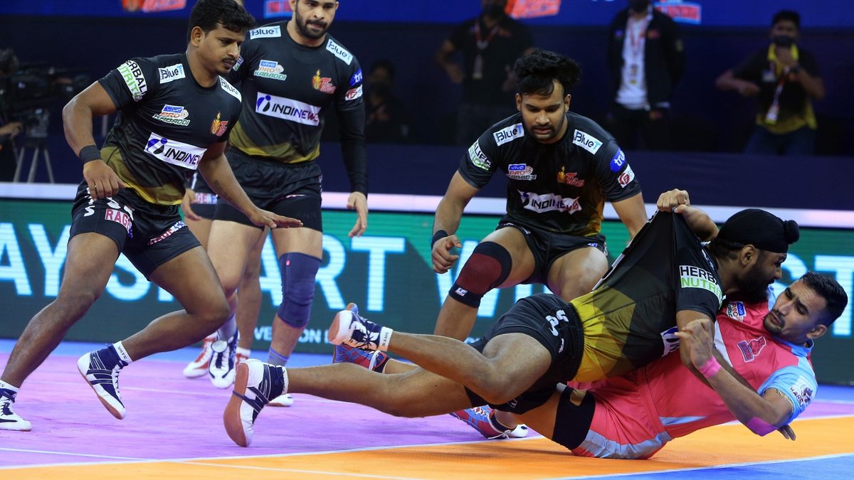 Sachin Narwal of Jaipur Pink Panthers is brought down by Surinder Singh of Telugu Titans in Match 123 of VIVO Pro Kabaddi League Season 8