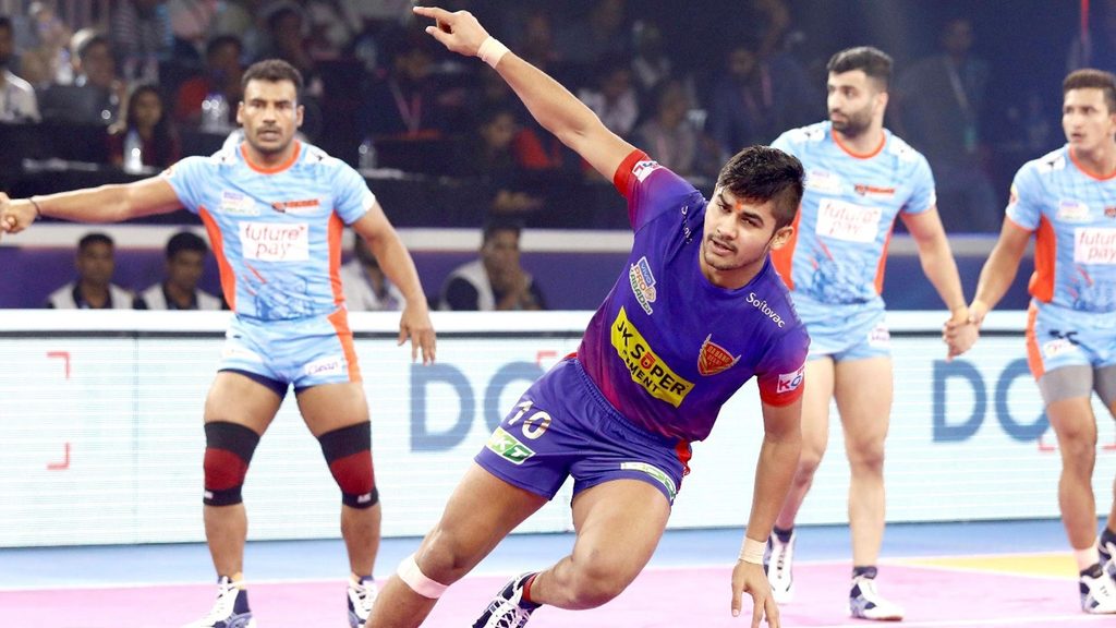 Dabang Delhi K.C.’s Naveen Kumar in action in vivo Pro Kabaddi Season 7.