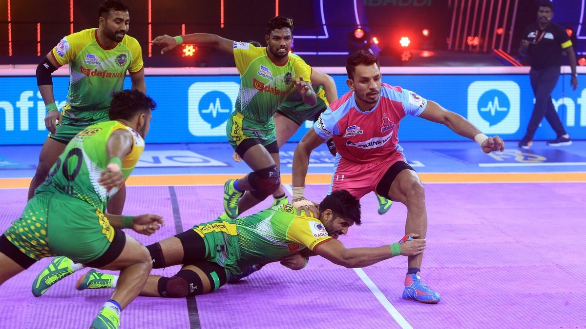 Naveen of Jaipur Pink Panthers looks to get out of the clutches of the Patna Pirates defense in Match 53 of VIVO Pro Kabaddi League Season 8.