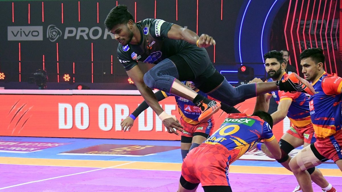 Ajith Kumar of U Mumba displays his flying skills against U.P. Yoddha in Match 124 of VIVO Pro Kabaddi League Season 8