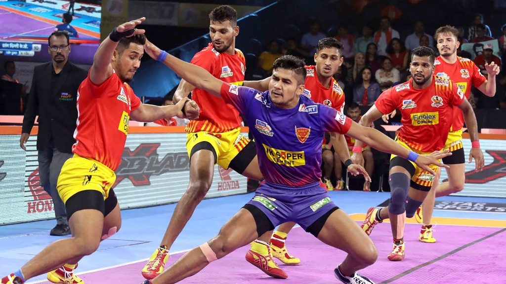 Gujarat Fortunegiants against Dabang Delhi K.C. in Match 20 of VIVO Pro Kabaddi Season 7. 