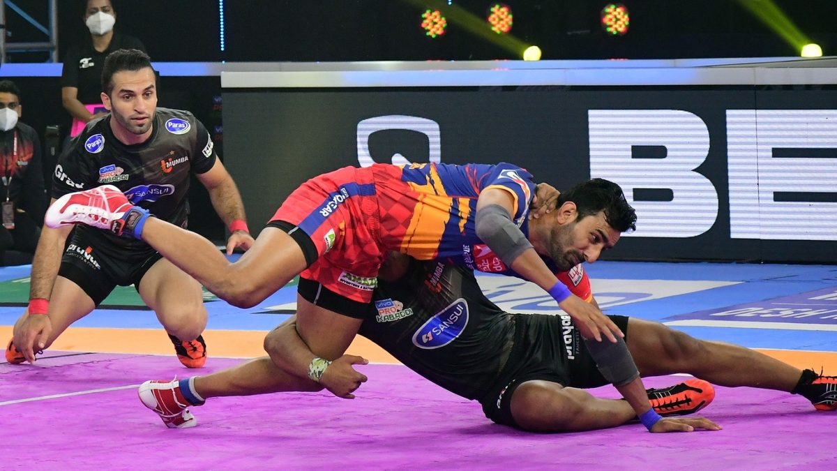 Surender Gill of U.P. Yoddha struggles to get past the U Mumba defence in Match 124 of VIVO Pro Kabaddi League Season 8