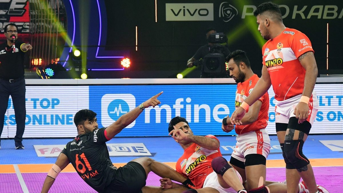 Shivam of U Mumba claims his points against Gujarat Giants after touching the midline in Match 131 of VIVO Pro Kabaddi League Season 8