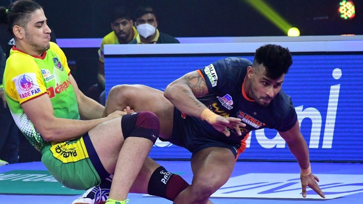 Patna Pirates' Mohammadreza Chiyaneh grabs Bengal Warriors' Maninder Singh in Match 24 of VIVO Pro Kabaddi League Season 8