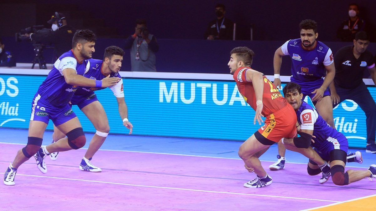Ashu Malik of Dabang Delhi K.C. is grabbed by Surender Nada of Haryana Steelers in Match 55 of VIVO Pro Kabaddi League Season 8