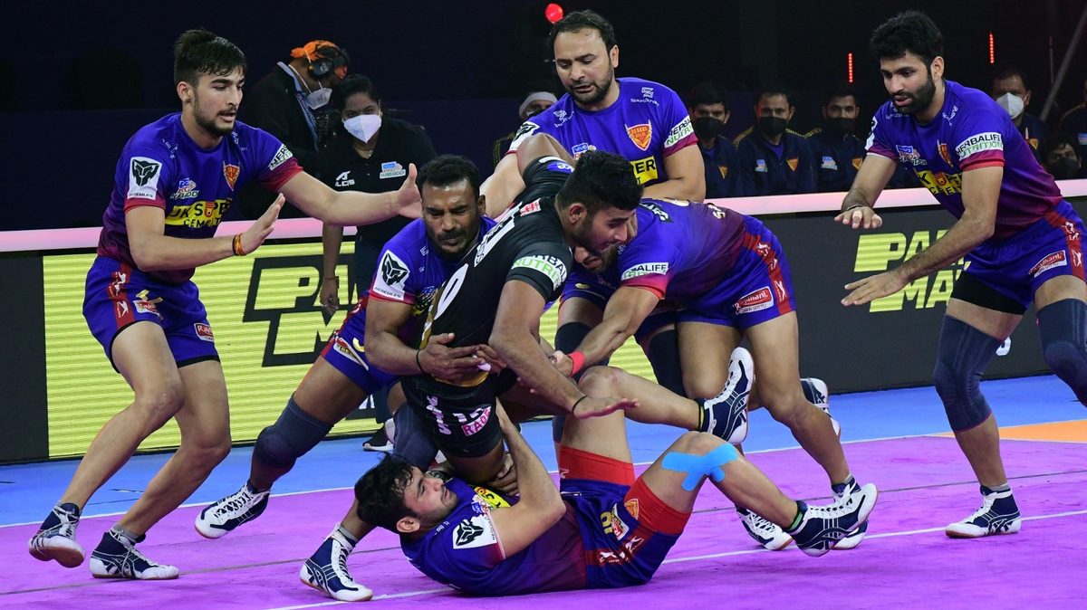 Galla Raju of Telugu Titans is stopped by the Dabang Delhi K.C. defenders in Match 128 of VIVO Pro Kabaddi League Season 8
