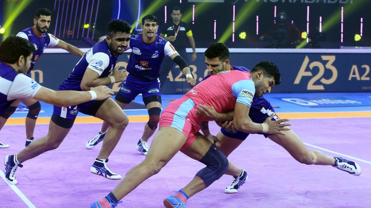 Deepak Hooda of Jaipur Pink Panthers tries to make his way past Jaideep of Haryana Steelers in Match 12 of VIVO Pro Kabaddi League Season 8