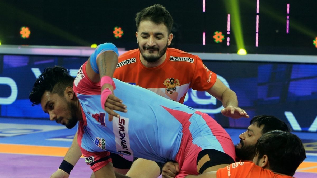 Arjun Deshwal of Jaipur Pink Panthers is unable to get out of the clutches of the Gujarat Giants' defense in Match 100 of VIVO Pro Kabaddi League Season 8