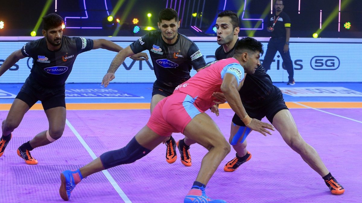 Jaipur Pink Panthers' Deepak Hooda tries to get past U Mumba's Fazel Atrachali in Match 21 of VIVO Pro Kabaddi League Season 8