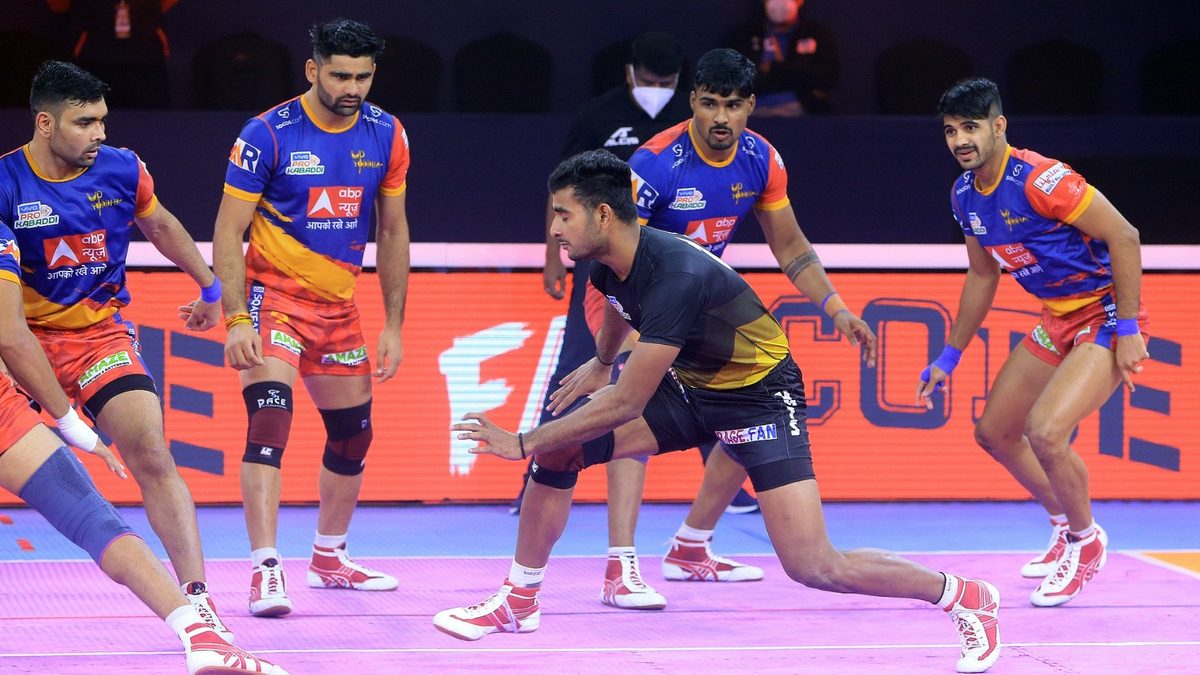 Galla Raju of Telugu Titans in action against the U.P. Yoddha defense in Match 96 of VIVO Pro Kabaddi League Season 8