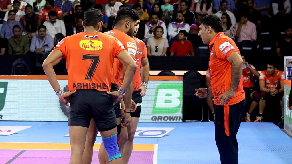 U Mumba coach Sanjeev Kumar gives his players instructions.