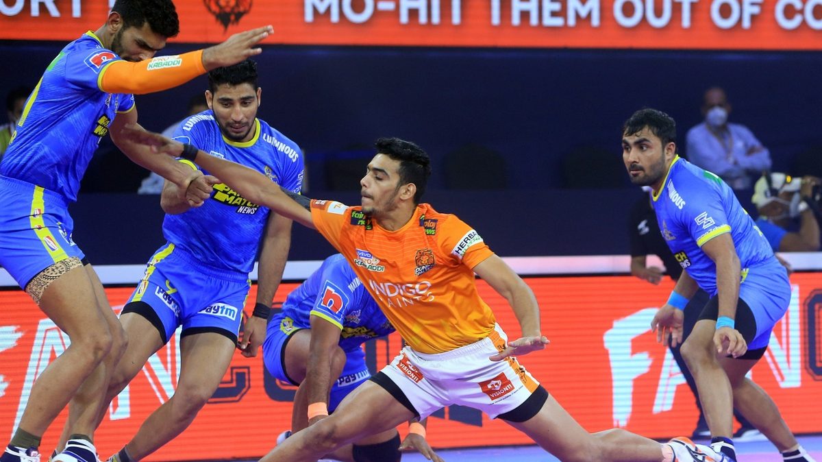 Mohit Goyat of Puneri Paltan tries to get a point off Sagar of Tamil Thalaivas in Match 121 of VIVO Pro Kabaddi League Season 8