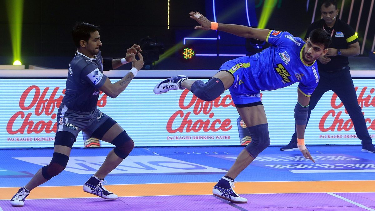 Manjeet of Tamil Thalaivas tries to get a point off Surender Nada of Haryana Steelers in Match 45 of VIVO Pro Kabaddi League Season 8.